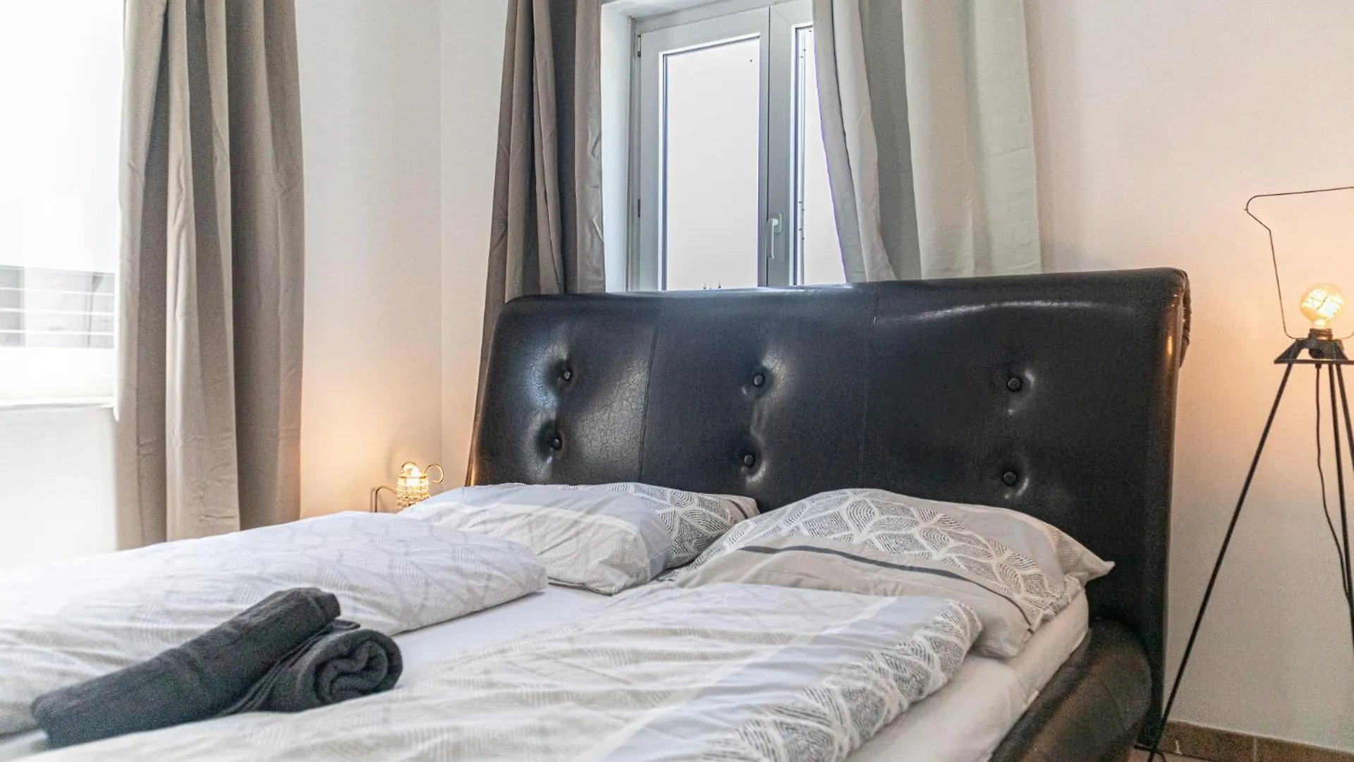 Exquisite Rooms In Shared Villa With Garden & Parking Wiedeń