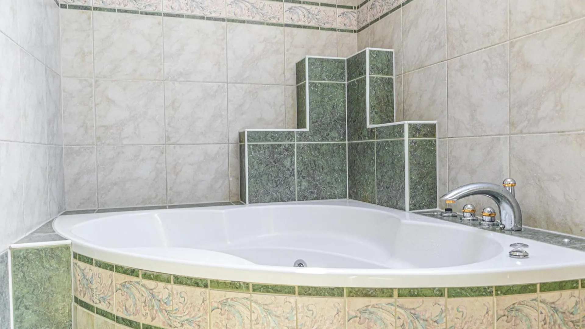Exquisite Rooms In Shared Villa With Garden & Parking Wiedeń