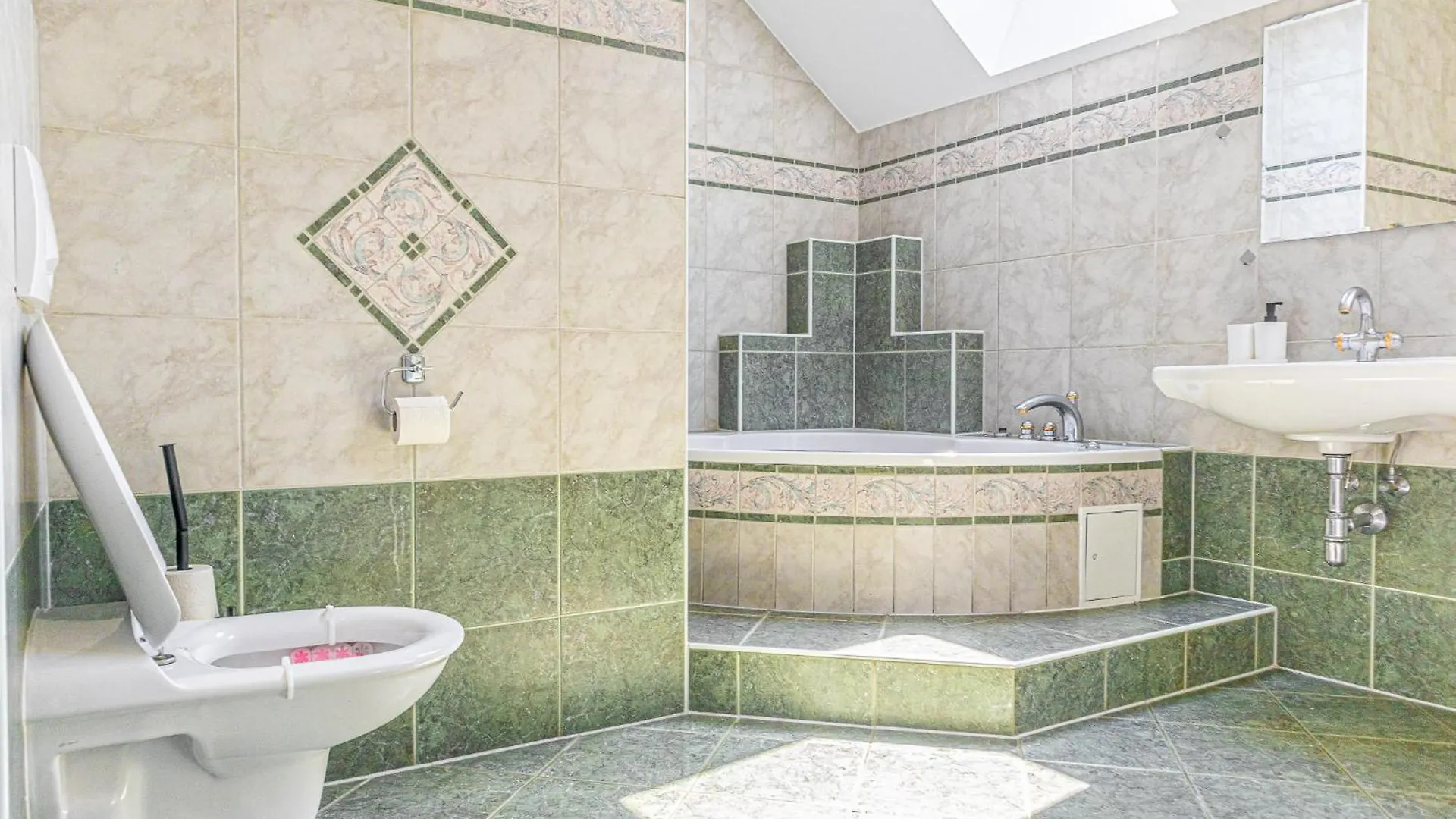 Exquisite Rooms In Shared Villa With Garden & Parking Wiedeń