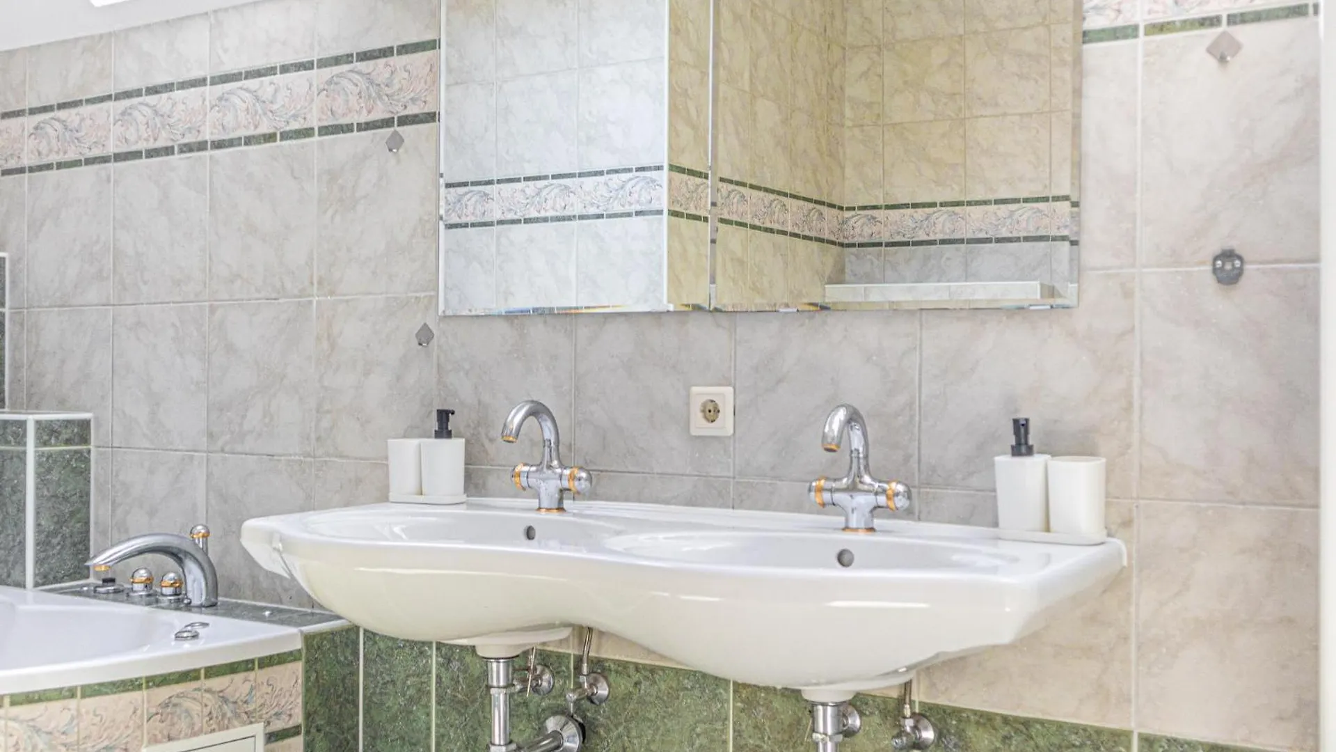 Apartament Exquisite Rooms In Shared Villa With Garden & Parking Wiedeń